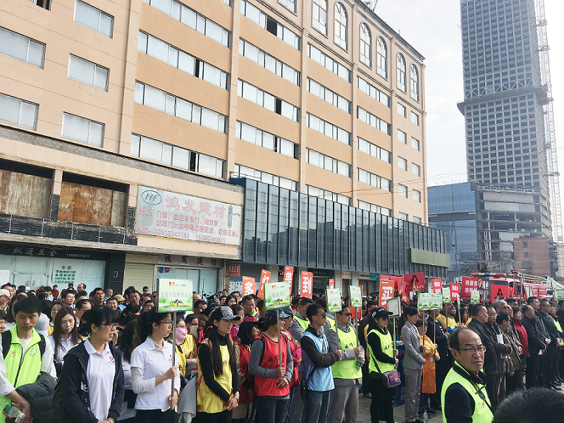 2017年3月5日，是我國第54個學(xué)雷鋒紀(jì)念日。3月份的春天萬物復(fù)蘇，百花齊放。陽光透過淡薄的云層照耀著大地，它的萬道金光愉快地普照著萬物。春風(fēng)拂面,是那么清柔,那么親切,就像是雷鋒的精神一直溫暖著、鼓舞著我們!
